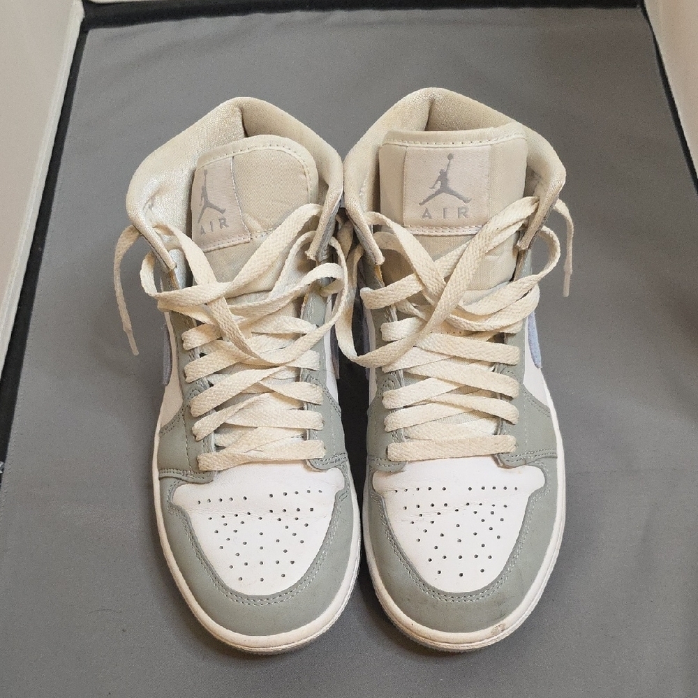 Jordan Women's White Blue and Gray High-Top Sneakers 6.5 - Picture 2 of 6